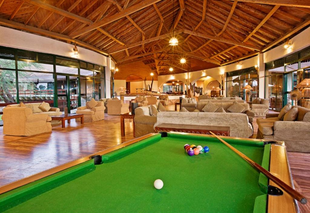 tarangire sopa lounge