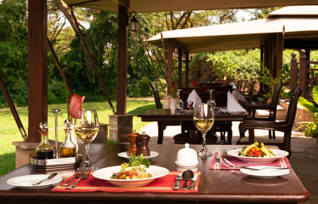 Lake Elmenteita Serena Camp dining